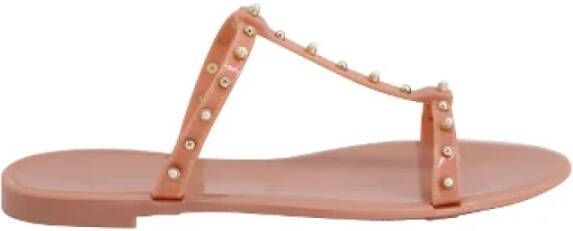 Stuart Weitzman Roze rubberen platte sandalen met parel studs Pink Dames