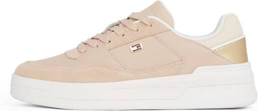 Tommy Hilfiger Plateausneakers ESSENT BASKET SNEAKER METALLIC vrijetijdsschoen lage schoen veterschoen met zijlogo-vlag