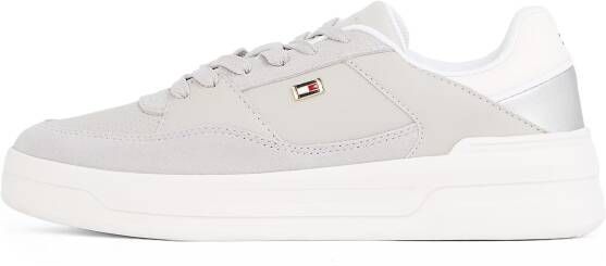 Tommy Hilfiger Plateausneakers ESSENT BASKET SNEAKER METALLIC vrijetijdsschoen lage schoen veterschoen met zijlogo-vlag