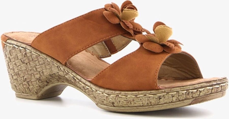 BLUE BOX dames slippers cognac met bloemen