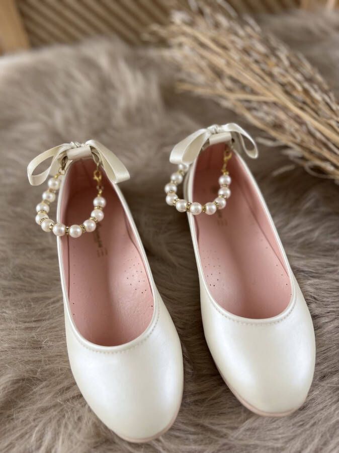 Meisjesschoenen-luxe feestschoenen- leren ballerina's- crème kleur vintage stijl-sierstrik -enkelsieraad-parels-siersteentjes-bruidsmeisjes-bruiloft-feest-verjaardag-fotoshoot