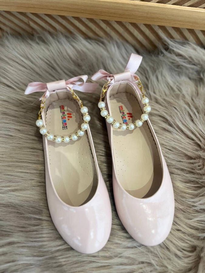 Meisjesschoenen-luxe feestschoenen- leren ballerina's- poederroze kleur vintage stijl-sierstrik -enkelsieraad-parels-siersteentjes-bruidsmeisjes-bruiloft-feest-verjaardag-fotoshoot