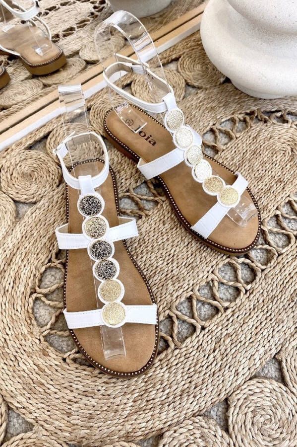 Mooie witte sandalen met gesp sluiting