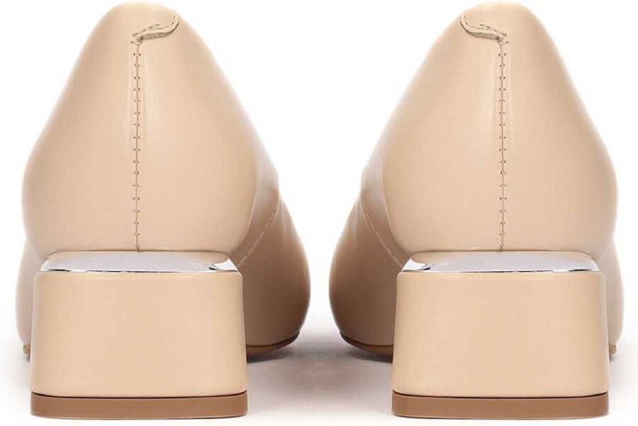 Kazar Beige leren pumps met metalen inzet op de hiel