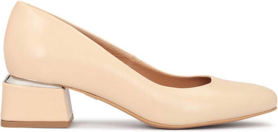 Kazar Beige leren pumps met metalen inzet op de hiel