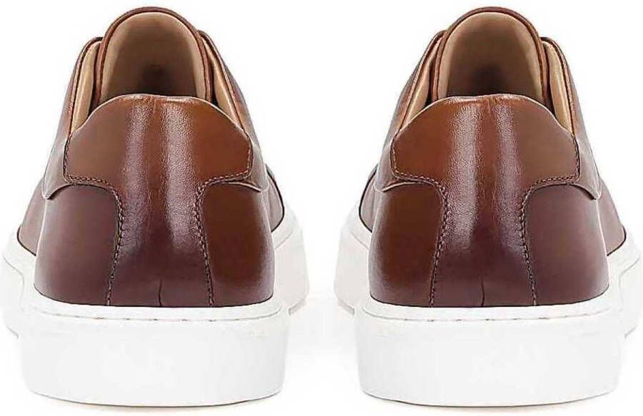 Kazar Bruine herensneakers op een beige zool