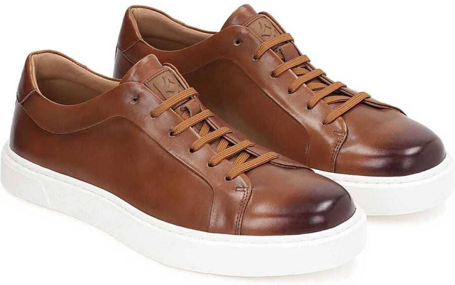 Kazar Bruine herensneakers op een beige zool