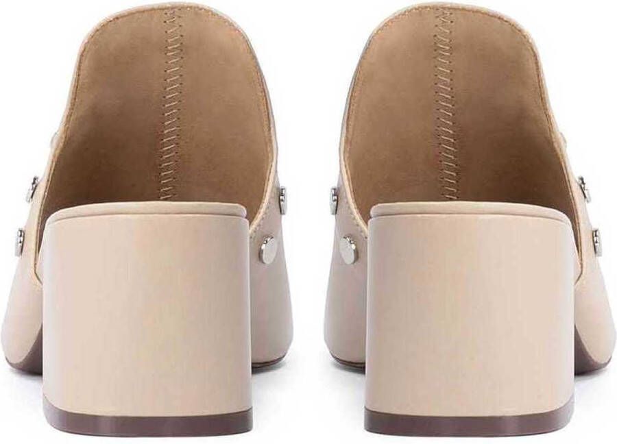 Kazar Comfortabele beige stiletto muiltjes op een brede hak met klinknagels