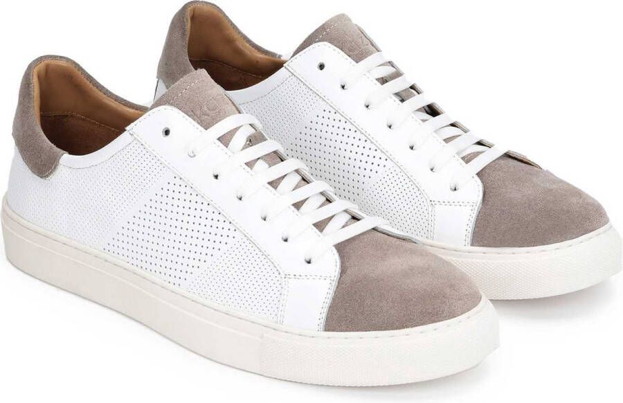 Kazar Gebroken witte herensneakers met perforatie