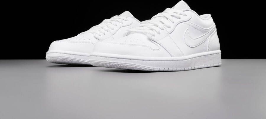 Nike Air Jordan 1 Low Triple White (2022) 553558-136 Wit Schoenen