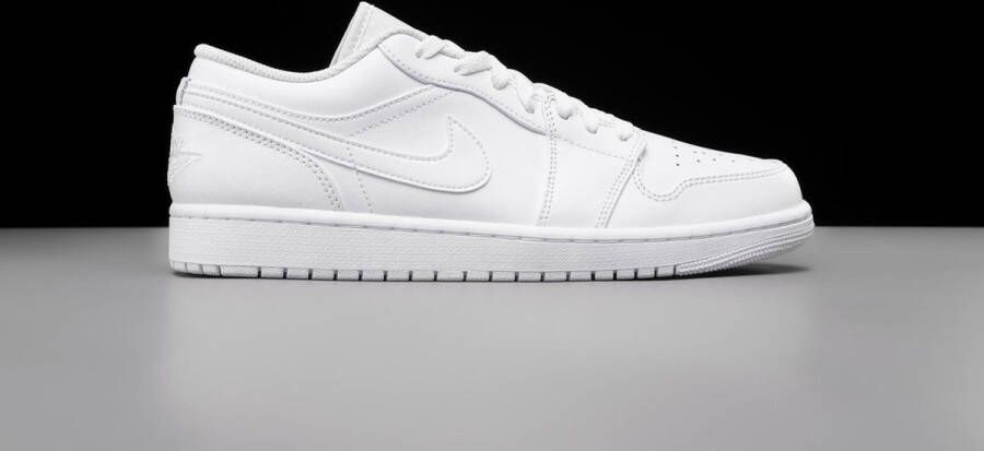 Nike Air Jordan 1 Low Triple White (2022) 553558-136 Wit Schoenen