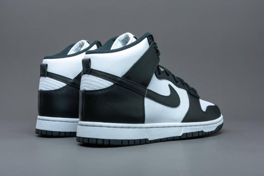 Nike Dunk High Black White (2021) DD1399-105 ZWART Schoenen