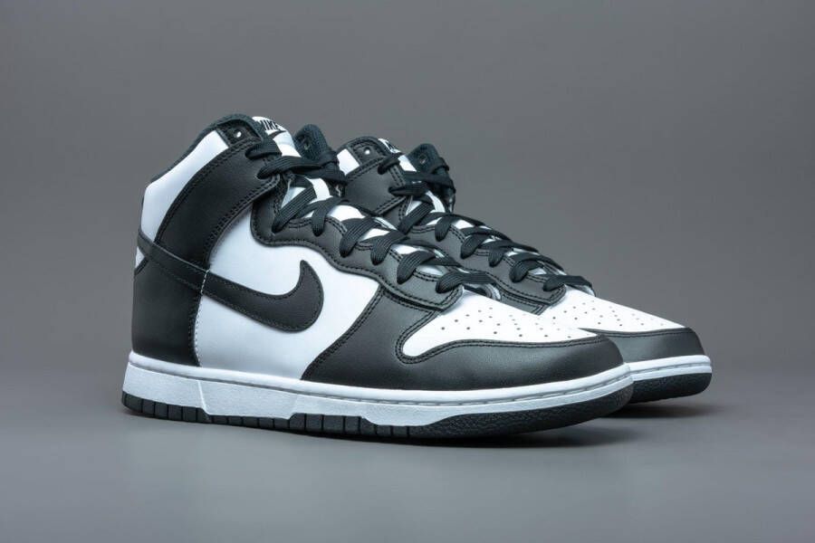 Nike Dunk High Black White (2021) DD1399-105 ZWART Schoenen