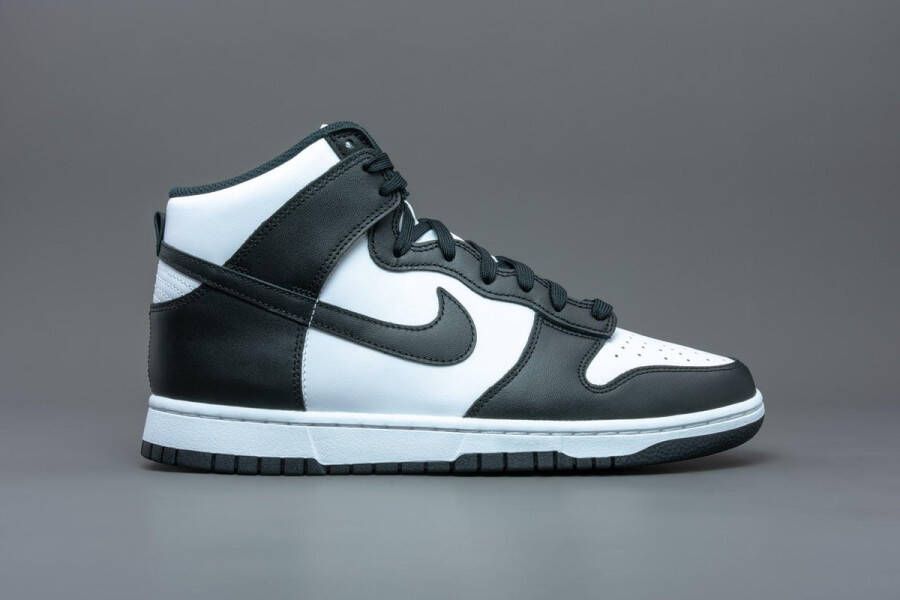 Nike Dunk High Black White (2021) DD1399-105 ZWART Schoenen