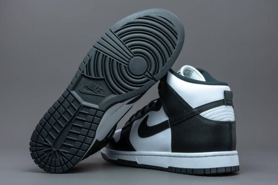 Nike Dunk High Black White (2021) DD1399-105 ZWART Schoenen