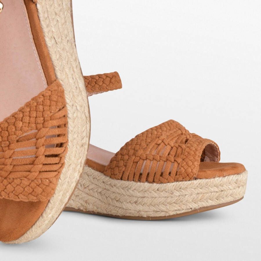 PS Poelman NANA Dames Faux PU Imitatie Suède Leren Sandalen met Espadrille Sleehak Zool en Gevlochten Bovenwerk Cognac Bruin