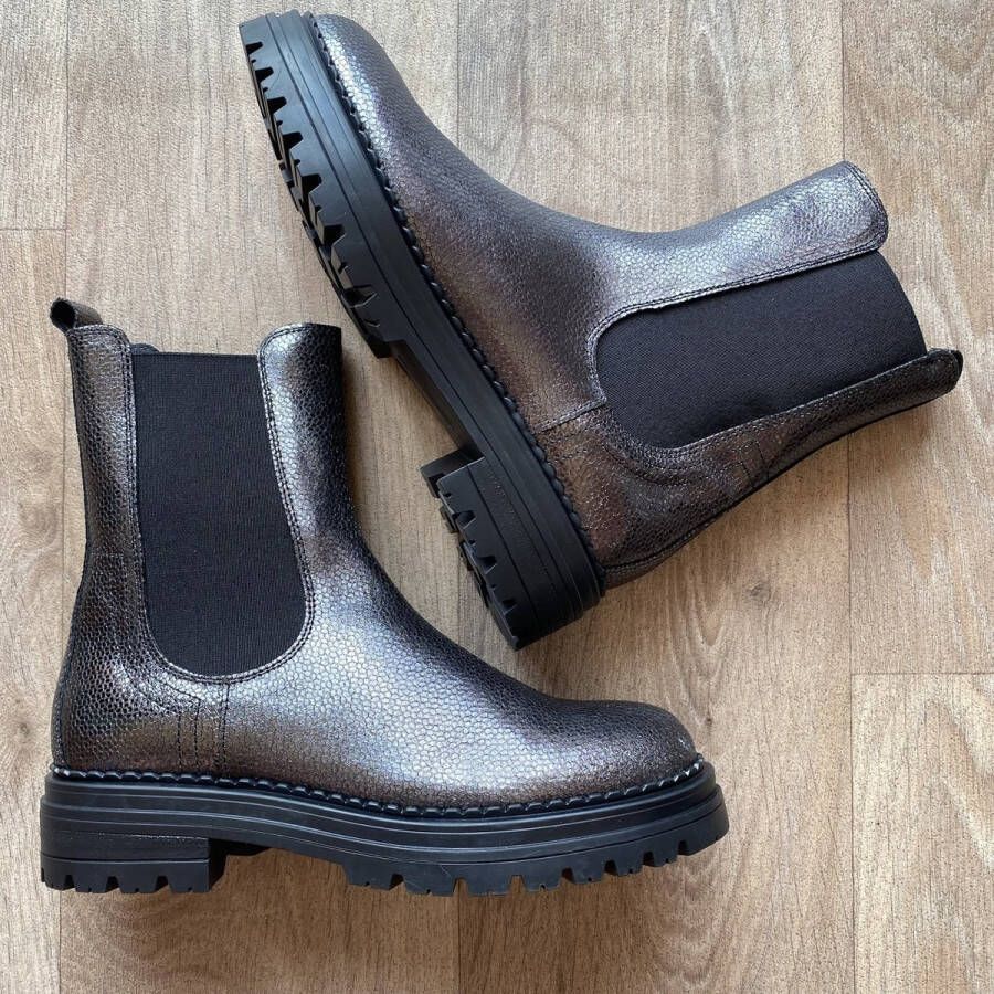 Hip Chelsea boot