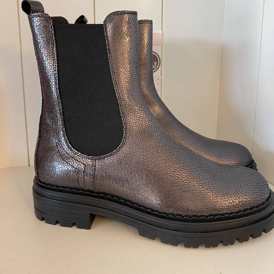 Hip Chelsea boot