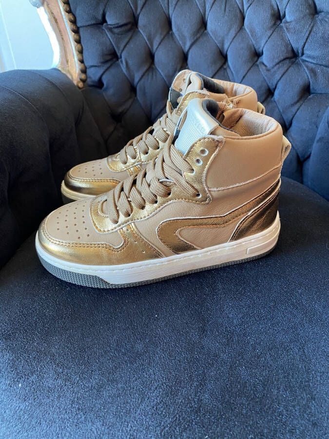 Hip sneaker goud