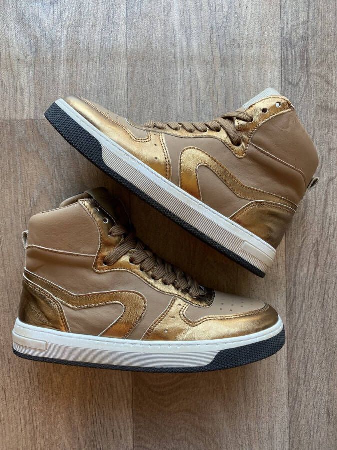 Hip sneaker goud