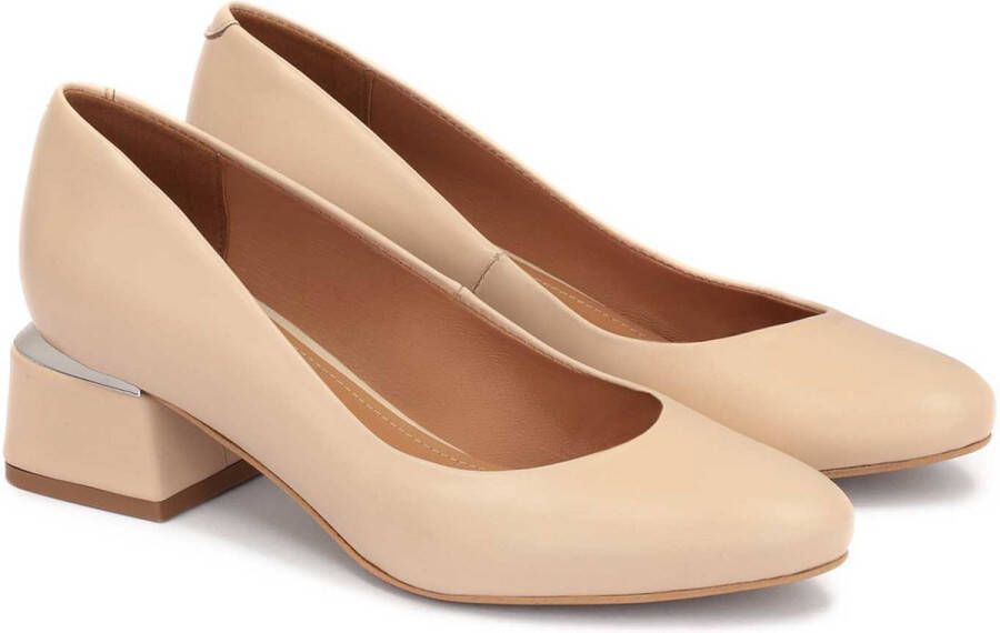 Kazar Beige leren pumps met metalen inzet op de hiel