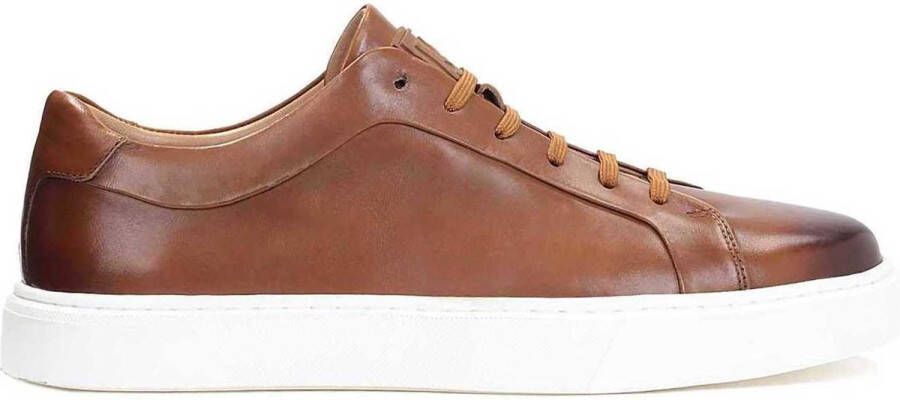 Kazar Bruine herensneakers op een beige zool