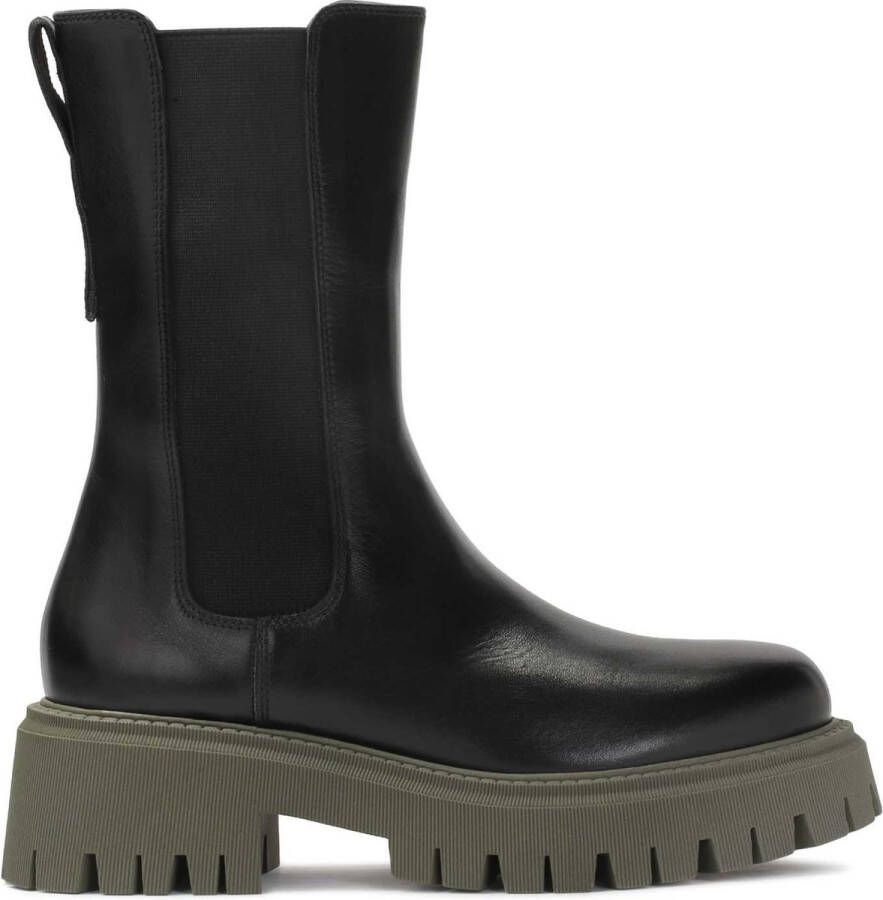 Kazar Zwarte chelsea boots met massief groene zool