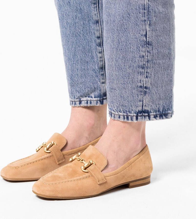 Manfield Dames Beige suède loafers met goudkleurig detail