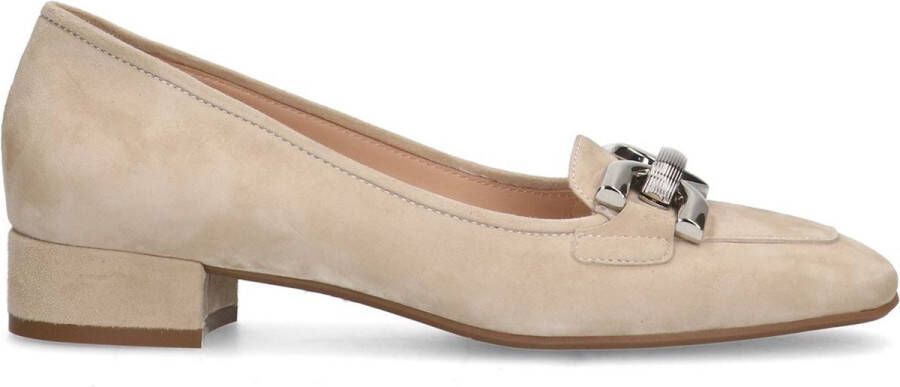 Manfield Dames Beige suède loafers met zilverkleurige chain