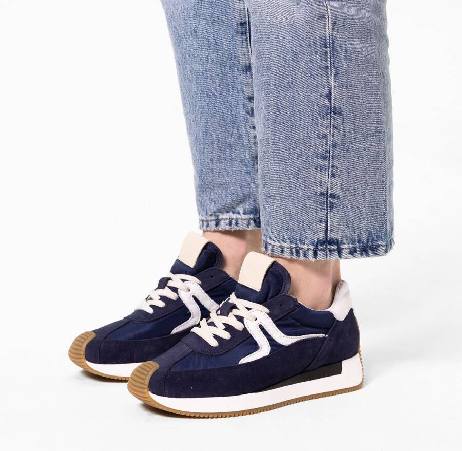 Manfield Dames Blauwe suède sneaker met leren details