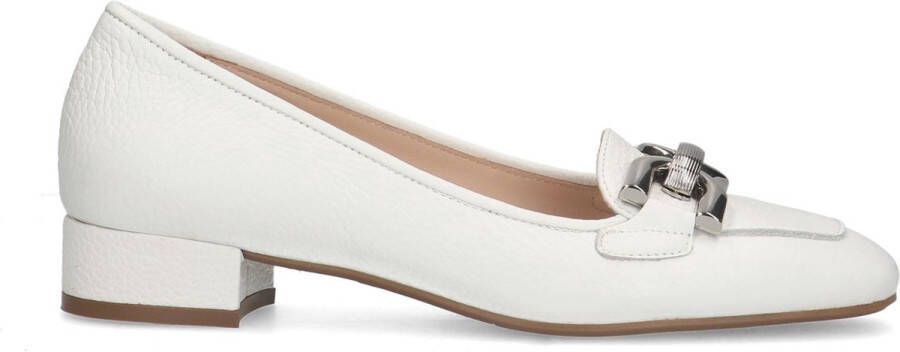 Manfield Dames Witte leren loafers met zilverkleurige chain