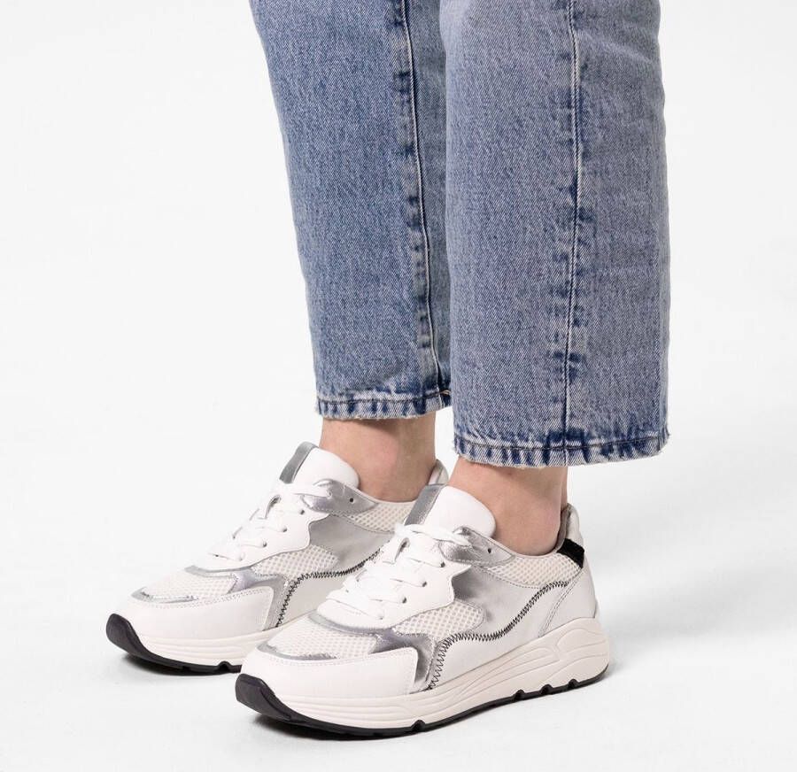 Manfield Dames Witte leren sneakers met zilverkleurige details