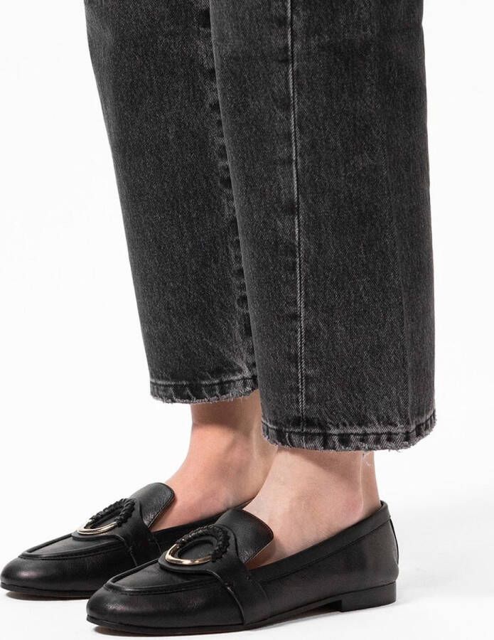 Manfield Dames Zwarte leren loafers met goudkleurig detail