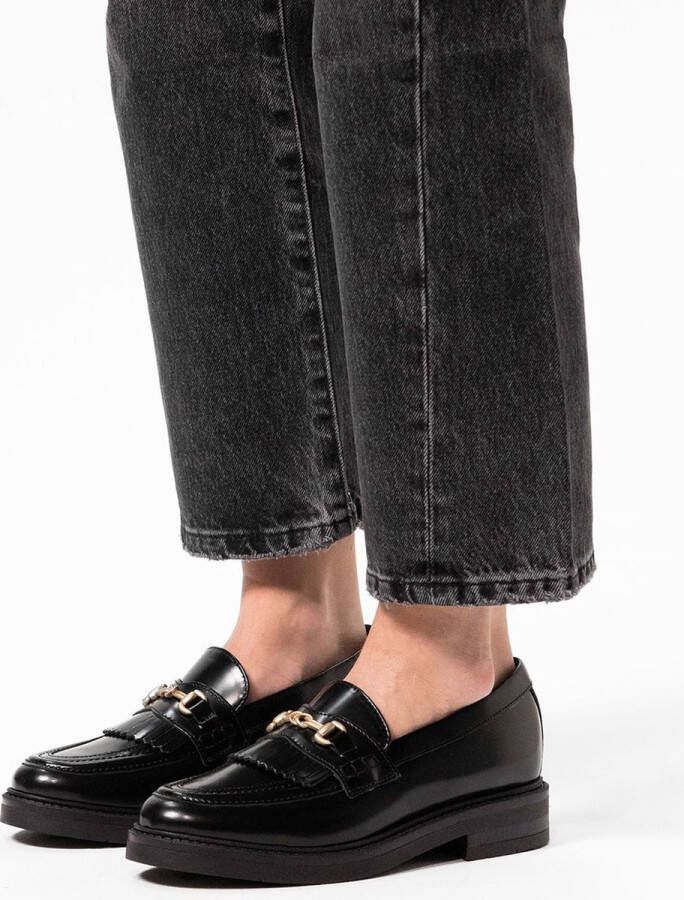 Manfield Dames Zwarte leren loafers met goudkleurige chain