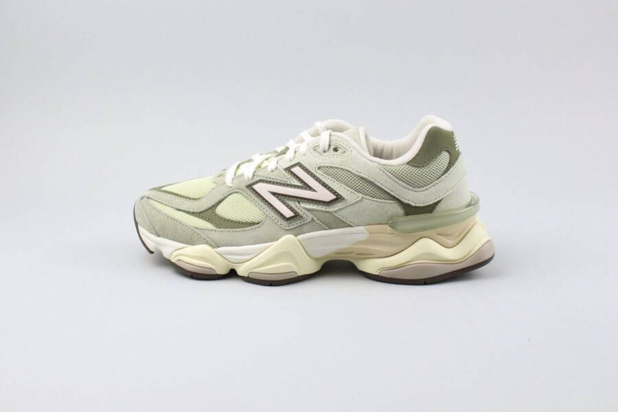 New Balance 9060 sneaker met mesh en suède details