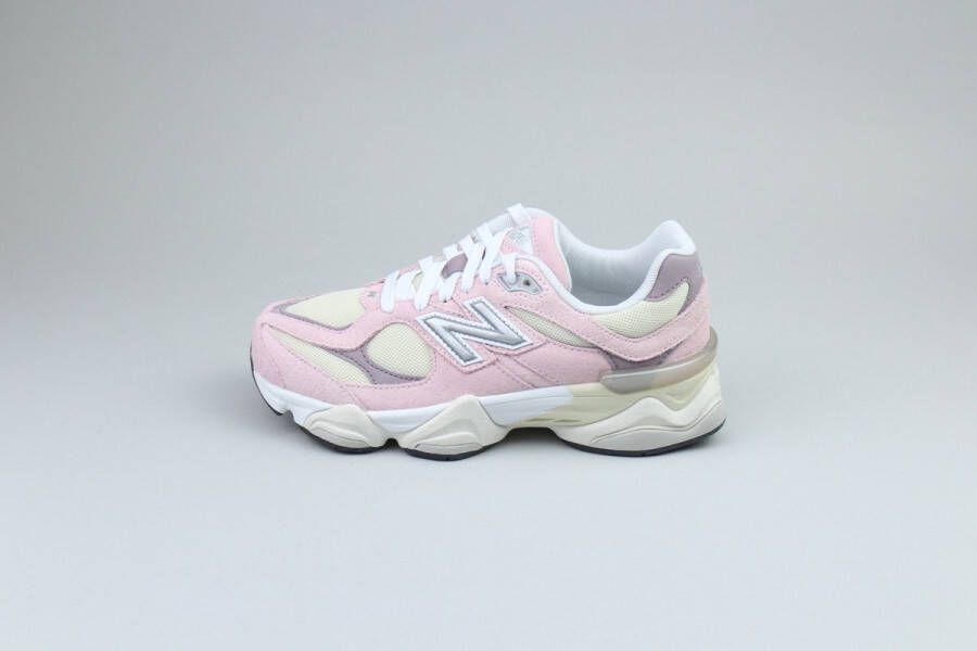 New Balance 9060 Lifestyle in lichtroze formaten: 37.5