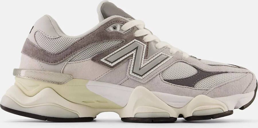 New Balance Grijze Suede Lage Sneakers Reflecterend Detail Multicolor