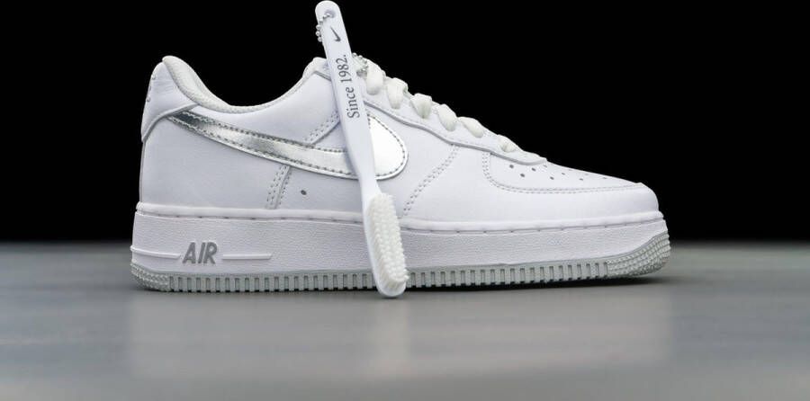 Nike Air Jordan wmns Nike Air Force 1 '07 Low Color of the Month White Metallic Silver DZ6755-100 WIT