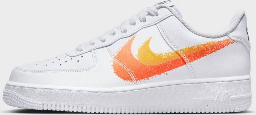 Nike Air Force 1 '07 Low 'Spray Paint Swoosh White Safety Orange'- FJ4228-100 wit oranje sneakers laag