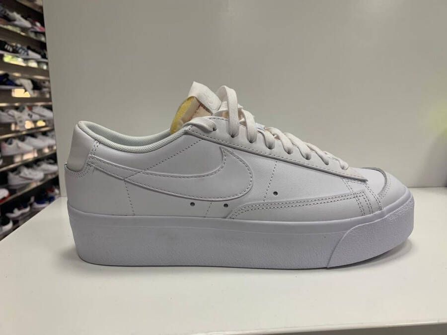 Nike Wmns Blazer Low Platform Basketball Schoenen white white black maat: 39 beschikbare maaten:37.5 38.5 39 40.5 36.5 42