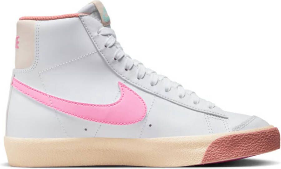 Nike Blazer Mid '77 (gs) Basketball Schoenen white pink spell guava ice jade ice maat: 36.5 beschikbare maaten:36.5 37.5 38.5 39 40