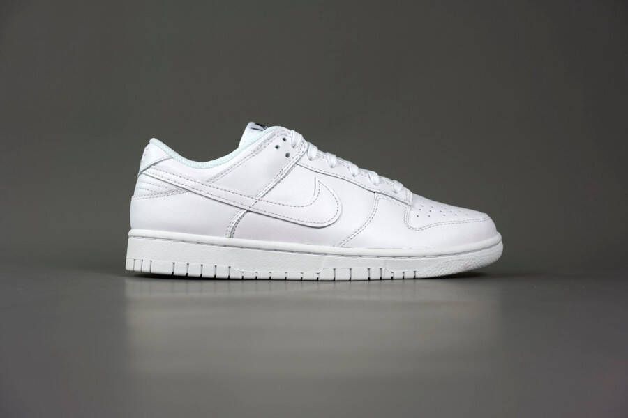 Nike Dunk Low Triple White (2021) (Women's) DD1503-109 Wit Schoenen