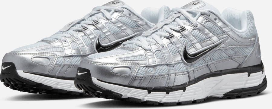 Nike P-6000 White Metallic Silver Pure Platinum Black- Dames White Metallic Silver Pure Platinum Black