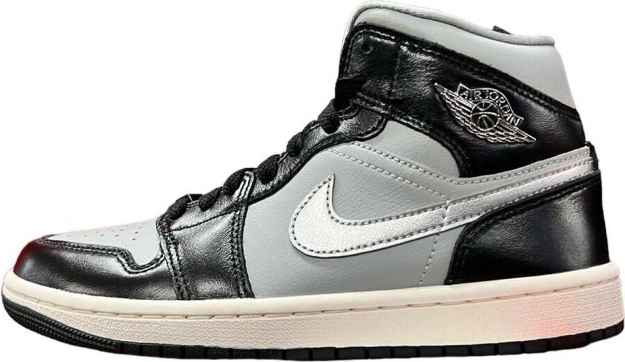 Nike WMNS Air Jordan 1 Mid SE