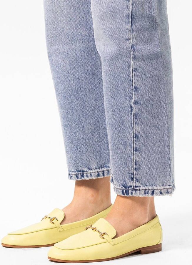 Sacha Dames Gele leren loafers met goudkleurige chain