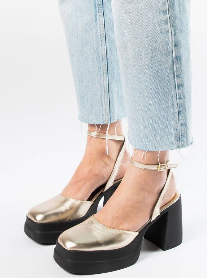 Sacha Dames Goudkleurige metallic pumps met plateau hak