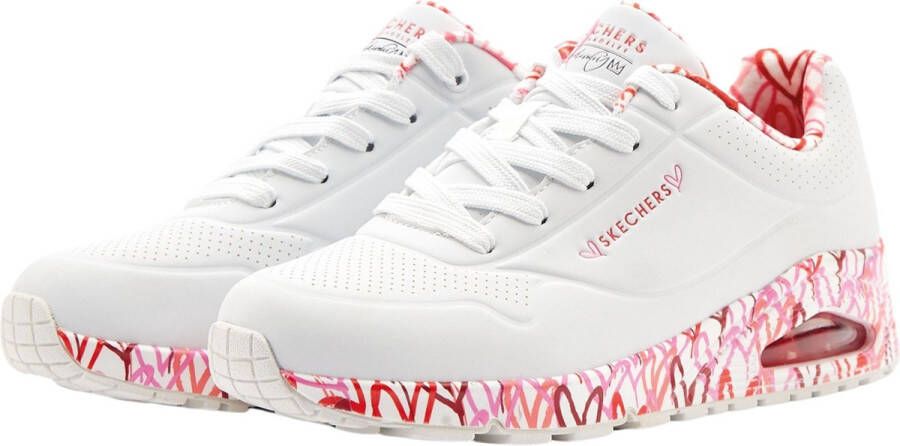 Skechers Sneakers met sleehak UNO-LOVING LOVE vrijetijdsschoen lage schoen veterschoen met coole graffiti-print