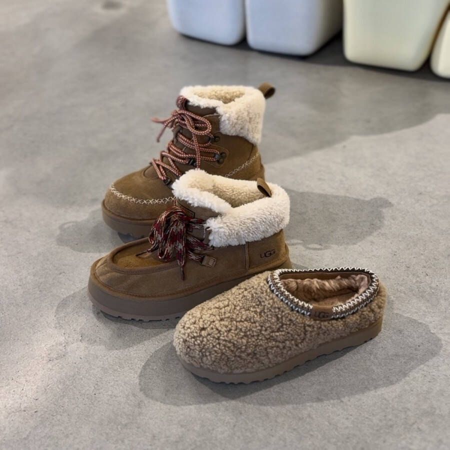 UGG Vachtlaarzen Dames W Funkarra Cabin Cuff Maat: 37 Materiaal: Suède Kleur: Cognac