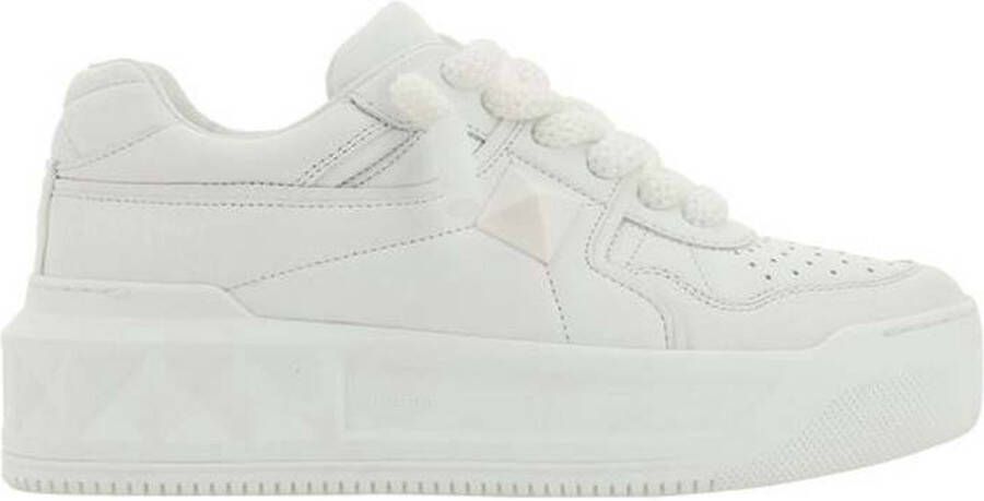 Valentino Garavani Gestudeerde Leren Sneakers met Gestructureerde Zool White Dames