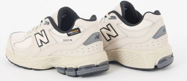 New Balance 2002 sneaker met mesh en leren details